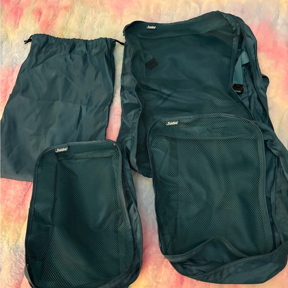 The Foldie packing cubes